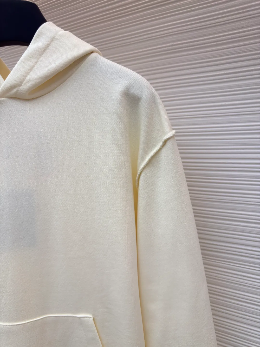 LOUIS VUITTON solid color pullover hoodie long-sleeved sweatshirt ●Authentic product: purchased and developed by 7899 ●Item number: 1680507-A60 ●Fabric: fleece sweatshirt fabric ●Technology: spliced ​​and recycled ●Version: fitted version ●Weight: about 630 grams ●Size: S-M-L-XL ●Description: Trendy brand double-strand 360g fleece sweatshirt material. 2*2 trendy brand thread 400g, machine-made hardware, splicing and return, fabric fermentation washing, customized 1:1 hardware, customized 1:1 trademark. The overall wiring is straight and delicate, the fabric is comfortable and soft, and the color is consistent without color difference. It can be matched with the same style to create a fashionable look and control various occasions. Customized accessories, complete with three standards, same style for men and women!